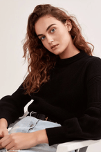 Load image into Gallery viewer, 圓領針織燈籠袖上衣 兩色