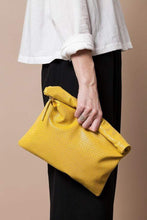 Load image into Gallery viewer, Clare V. Foldover Clutch 網眼翻折手拿包 兩色
